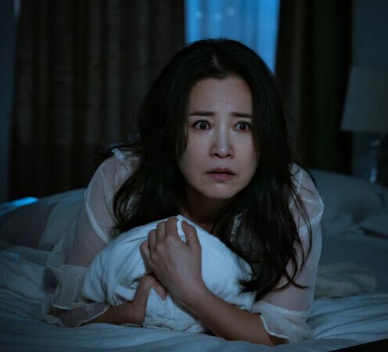 狠心女儿把老母亲赶出家门半夜被一阵哭声惊醒开门一看崩溃了